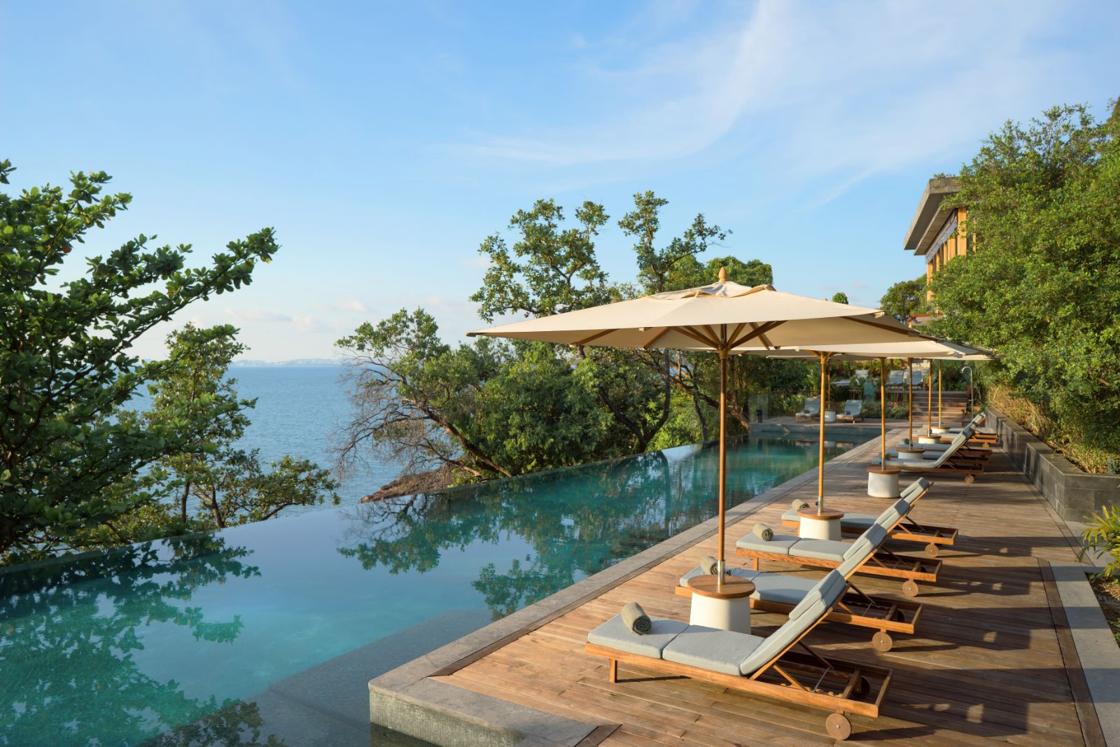 Swimming pool overlooking the ocean at Luxury Resort Six Senses Krabey