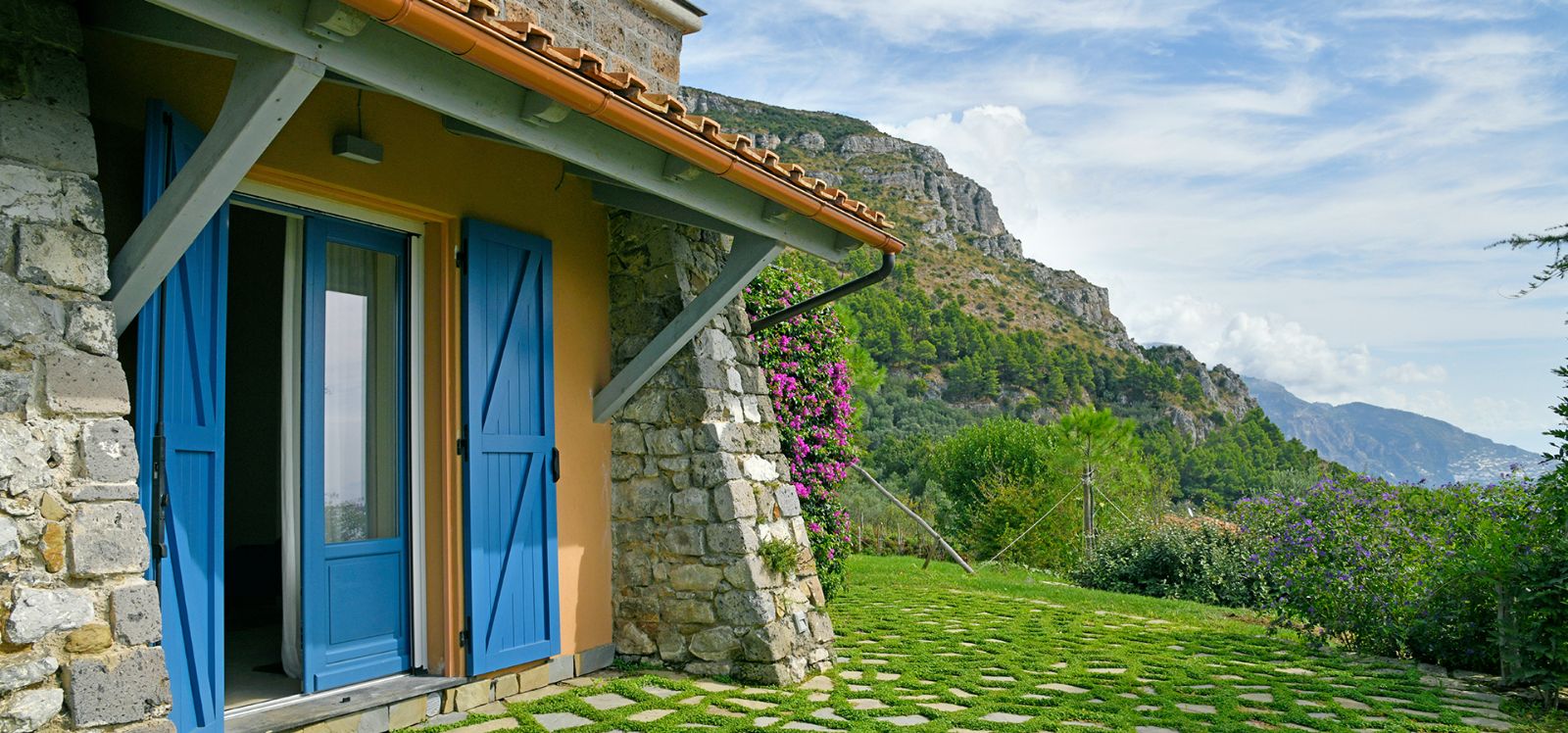Exterior of La Gallina in Amalfi