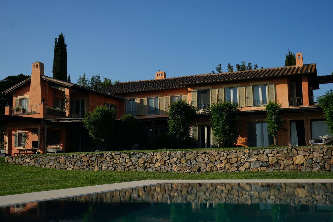 An exterior view of the front of Villa del Gelso.
