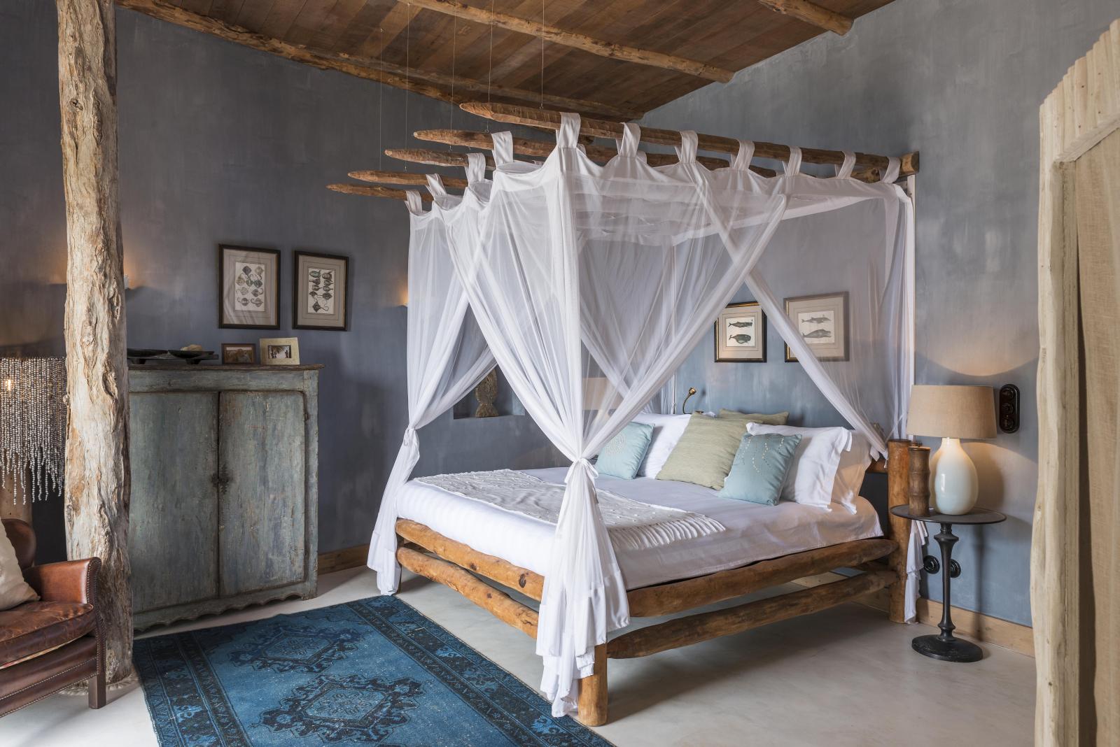 four poster bed in bedroom at luxury villa Colina Verde in Mozambique, Africa