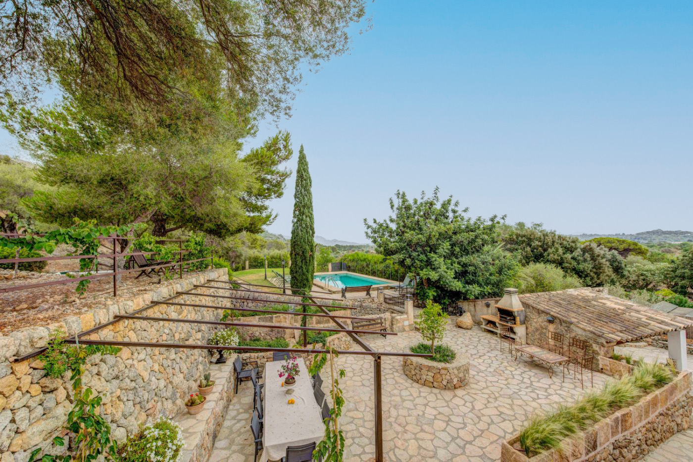 Garden and dining terrace at Villa Esplendor