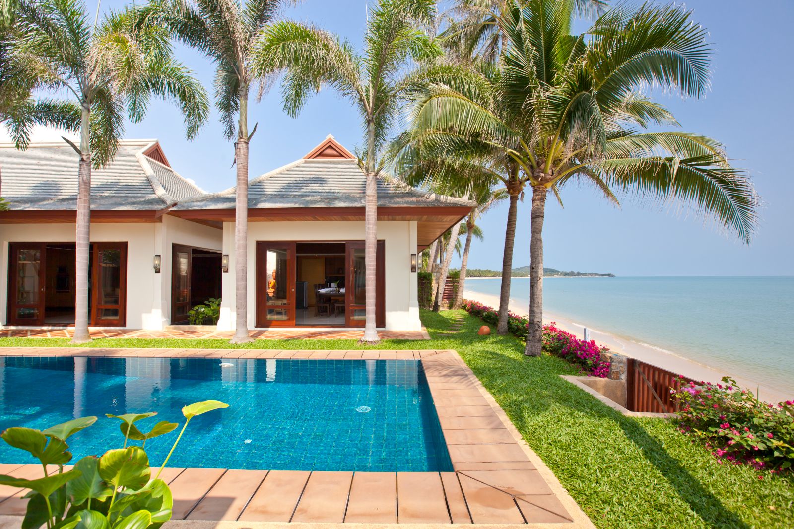 Swimming pool overlooking the ocean at Villa Gardenia on Koh Samui in Thailand
