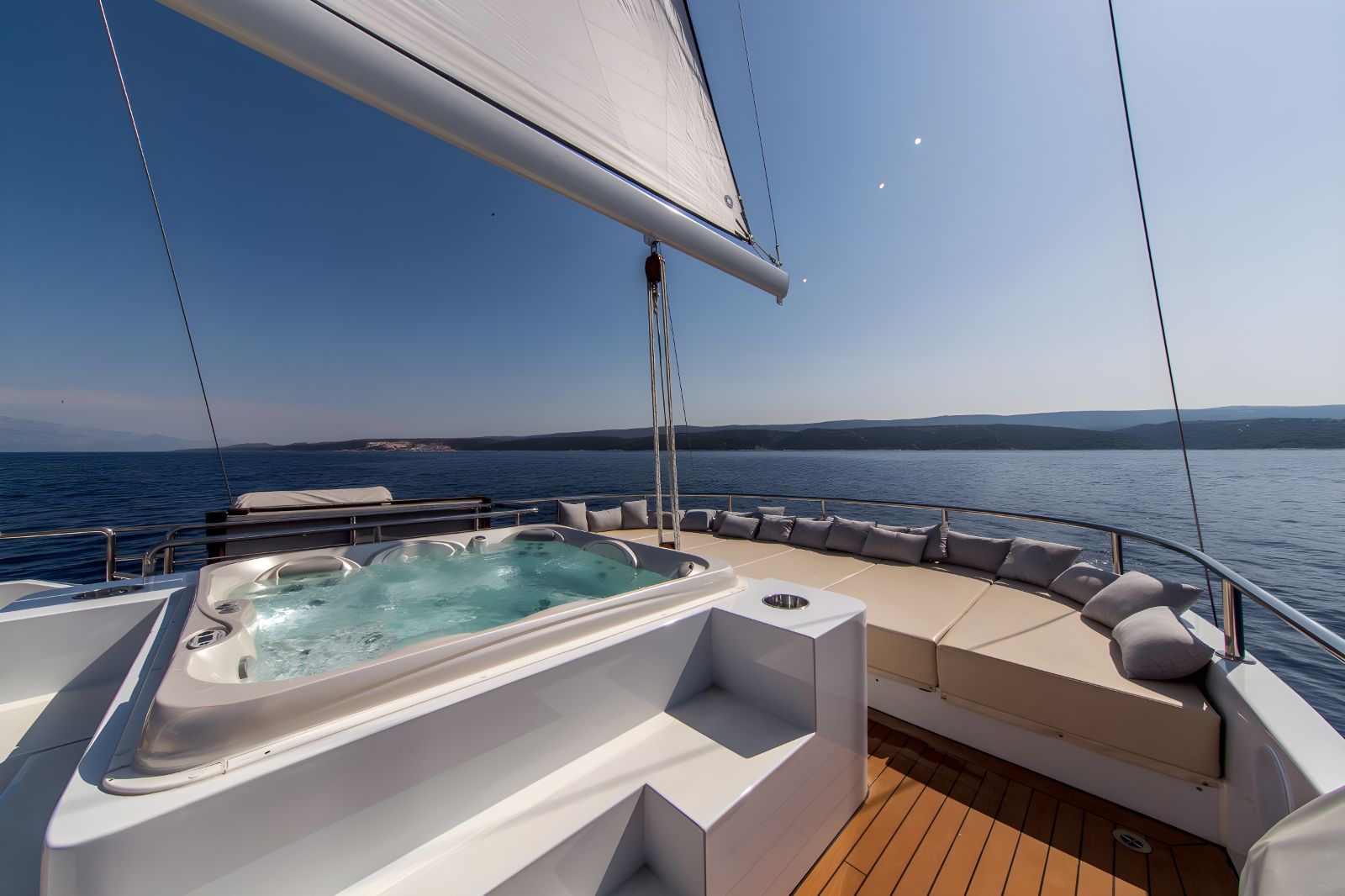 Jacuzzi on the upper deck of the Omnia gulet in Croatia